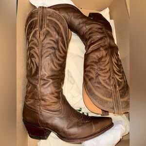 Tecovas Annie in Cafe Goat